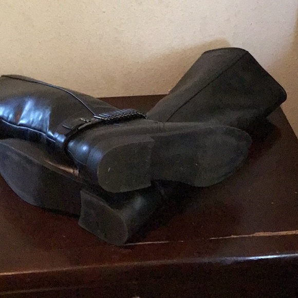 Boots , size 9, that zipper up used been wore once - Picture 4 of 5